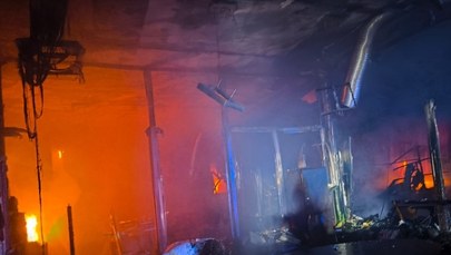 Pożar hali w Warszawie. Dwie osoby poszkodowane