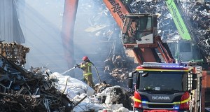 Pożar hali w Warszawie. W środku makulatura 