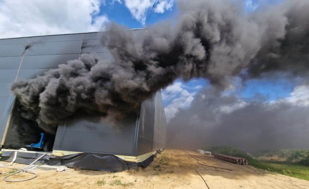 Pożar hali w Wielkopolsce. Jedna osoba ranna