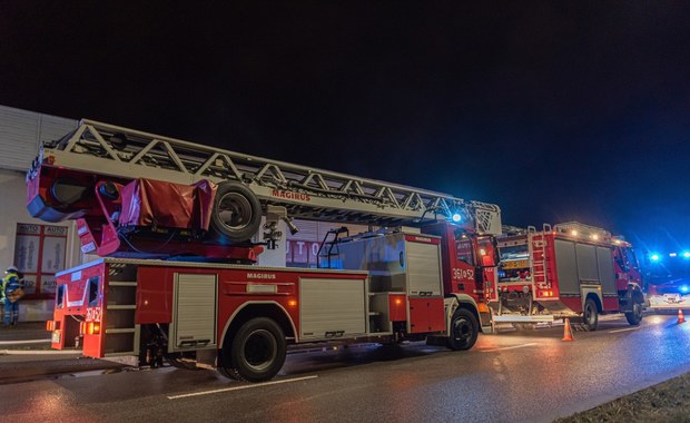 Pożar hali w Woli Rębkowskiej na Mazowszu. Trudna akcja strażaków 