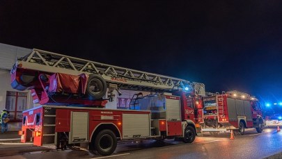 Pożar hali w Woli Rębkowskiej na Mazowszu. Trudna akcja strażaków 