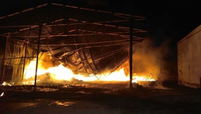 Pożar hali w Wołominie. Strażacy w akcji