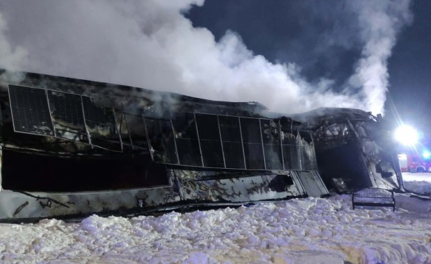 Pożar hali w Zagórzu. Z ogniem walczyło kilkudziesięciu strażaków