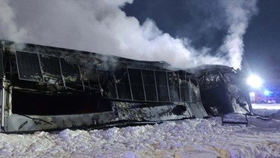 Pożar hali w Zagórzu. Z ogniem walczyło kilkudziesięciu strażaków
