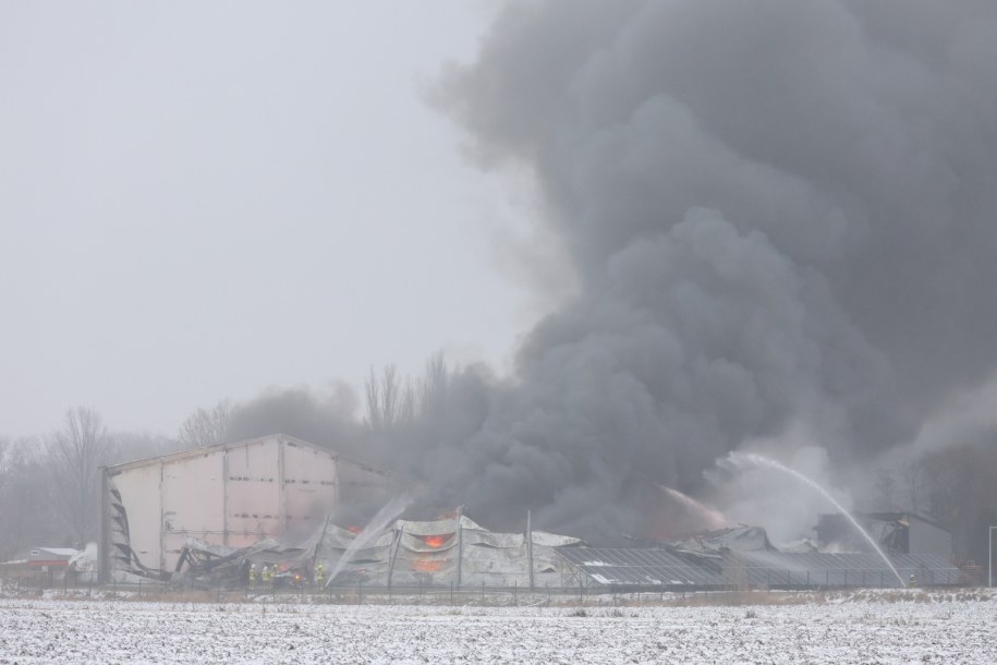 Pożar hali wypełnionej tworzywami sztucznymi w Ołtarzewie /Leszek Szymański /PAP
