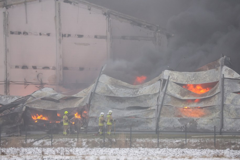 Pożar hali wypełnionej tworzywami sztucznymi w Ołtarzewie /Leszek Szymański /PAP