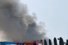 Pożar hali wypełnionej tworzywami sztucznymi w Ołtarzewie