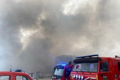 Pożar hali wypełnionej tworzywami sztucznymi w Ołtarzewie