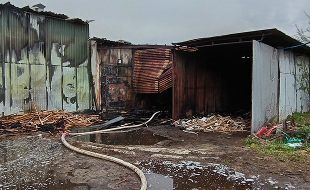 Pożar hali z drewnem w Kętach