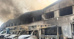 Pożar hali z makulaturą w Gdyni. Pożar objął pojazdy przy budynku