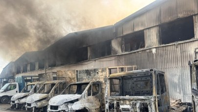 Pożar hali z makulaturą w Gdyni. Pożar objął pojazdy przy budynku