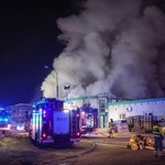 Pożar hali z makulaturą w Sosnowcu. Sprawą zajmie się policja
