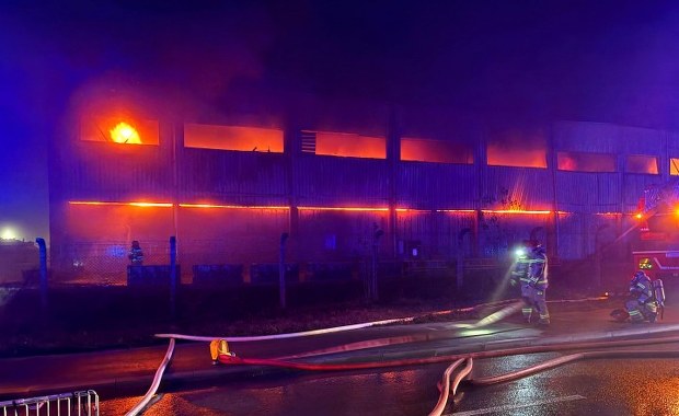 Pożar hali z paliwami alternatywnymi w Stalowej Woli. Apel prezydenta miasta