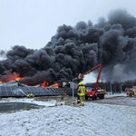 Pożar hali z produktami chemicznymi na Mazowszu ugaszony. Jedna osoba nie żyje