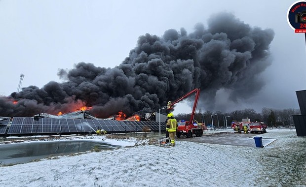 Pożar hali z produktami chemicznymi na Mazowszu ugaszony. Jedna osoba nie żyje