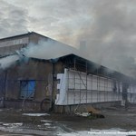 Pożar hali z tekstyliami w Gliwicach. Z ogniem walczyło ponad 60 strażaków