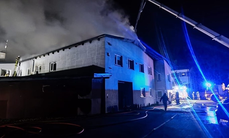 Pożar hali zakładu w Łężycach /KP PSP Wejherowo /