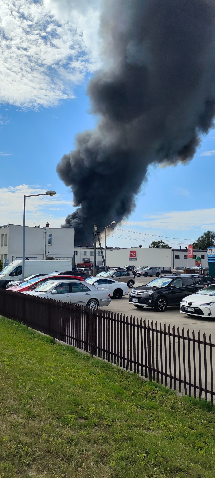 Pożar hali ze zniczami w Tarnowie, fot. Gorąca linia RMF FM /
