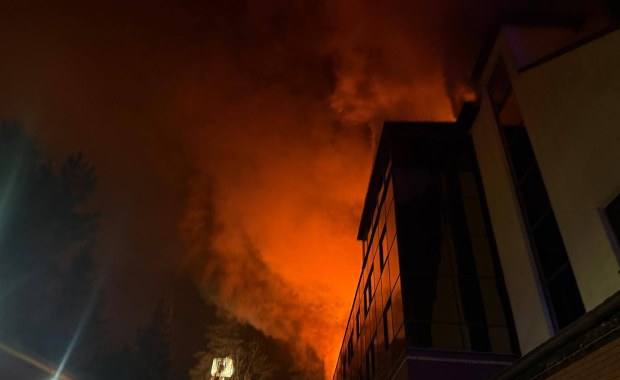 Pożar hotelu w Tychach. Zapaliło się poszycie dachu