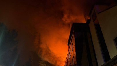 Pożar hotelu w Tychach. Zapaliło się poszycie dachu