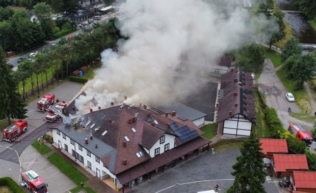 Pożar hotelu w Wiśle. Z ogniem walczyło około 100 strażaków
