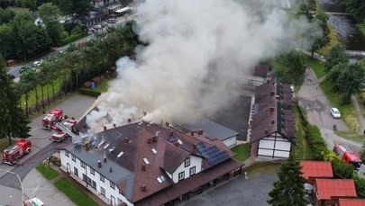 Pożar hotelu w Wiśle. Z ogniem walczyło około 100 strażaków