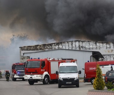 Pożar hurtowni zabawek w Katowicach. Służby podejrzewają zaprószenie ognia