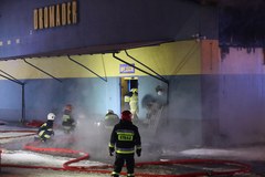 Pożar hurtowni zabawek w Łodzi. Z ogniem walczy ponad 50 strażaków