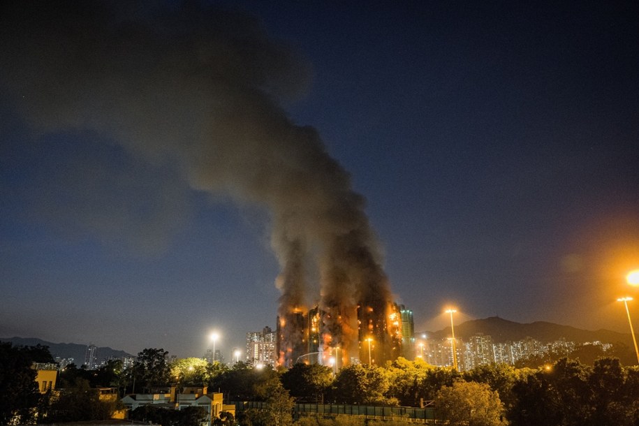 Pożar i kłęby dymu widać z wielu kilometrów /LEUNG MAN HEI /PAP/EPA