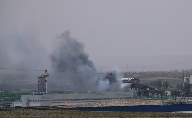 Pożar i trujące substancje w powietrzu. Iran uderzył w fabrykę w Izraelu