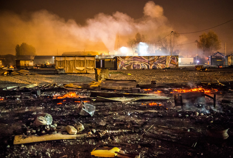 Pożar i zamieszki w obozie dla uchodźców w Grande-Synthe pod Dunkierką /PHILIPPE HUGUEN /AFP