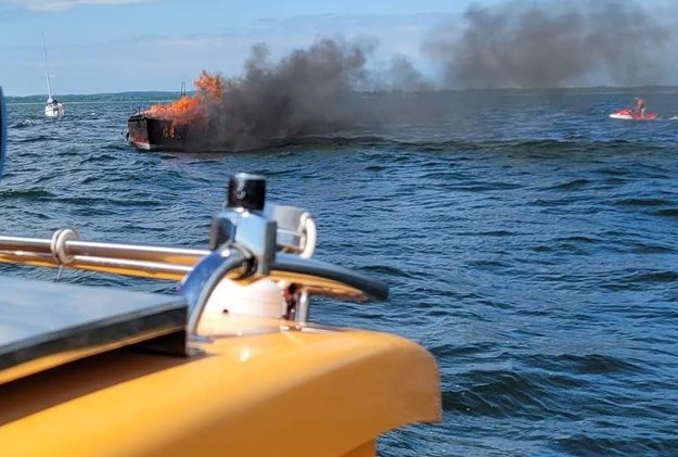 Pożar jachtu na jeziorze Śniardwy /Mazurskie Ochotnicze Pogotowie Ratunkowe /Materiały prasowe