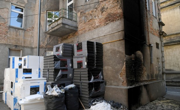 Pożar kamienicy posła Krzysztofa Brejzy. Powodem niedopałek wrzucony do przenośnej toalety