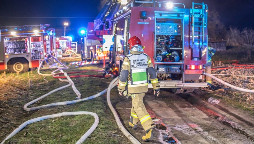 Pożar kamienicy w Będzinie. Z ogniem walczy ponad 50 strażaków