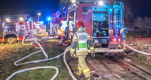 Pożar kamienicy w Będzinie. Z ogniem walczy ponad 50 strażaków