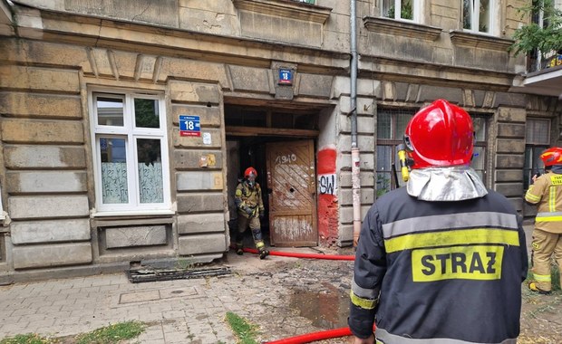 Pożar kamienicy w Łodzi. Do szpitala trafił 3-latek