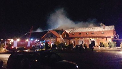 Pożar karczmy na Mazowszu. Z ogniem walczyło 20 zastępów straży pożarnej