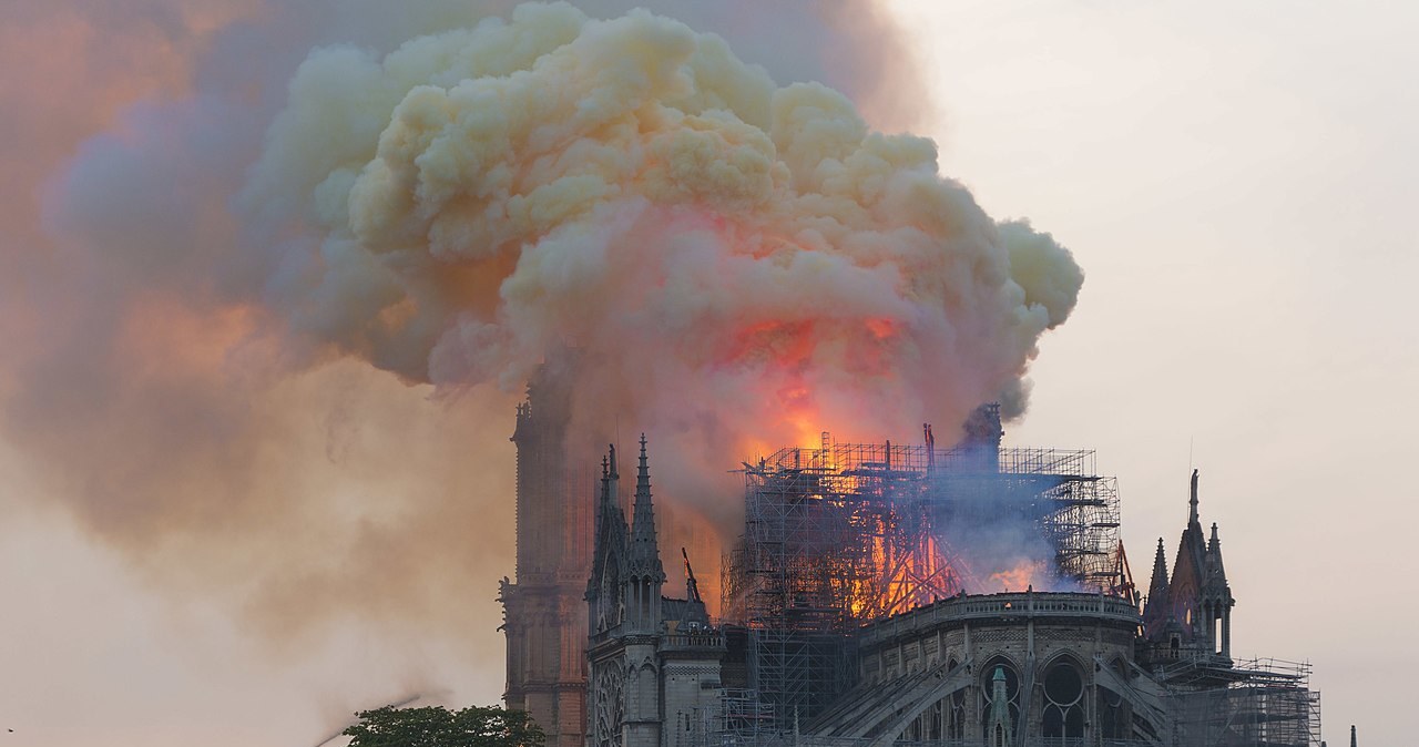 Pożar katedry Notre Dame 15 kwietnia 2019 r. /GodefroyParis/CC BY-SA 4.0 /Wikimedia