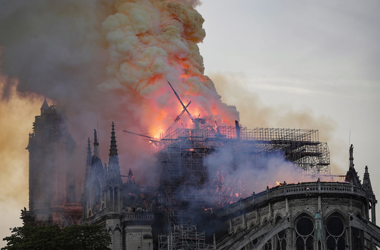 Pożar katedry Notre Dame: Co ocalało z płomieni?