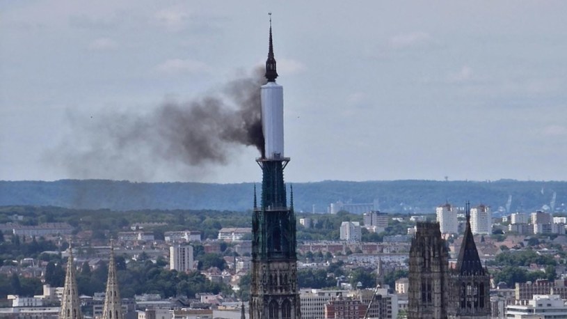 Pożar katedry w Rouen. Z iglicy uniósł się gęsty dym