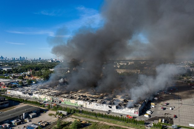 Pożar kompleksu handlowego przy ul. Marywilskiej 44 w Warszawie /Leszek Szymański /PAP