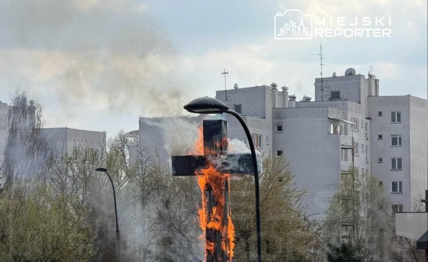 Pożar krzyża papieskiego w Warszawie. Policja ujawnia prawdopodobną przyczynę