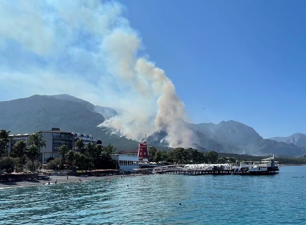 Pożar lasów wokół kurortu Kemer w Turcji (fot. udostępniona przez słuchacza RMF FM p. Marcina) /Gorąca Linia RMF FM