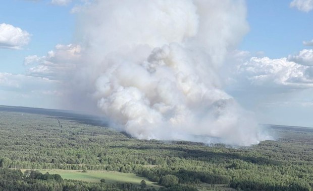 Pożar lasu niedaleko Warszawy. W akcji policyjny Black Hawk z Bambi Bucket
