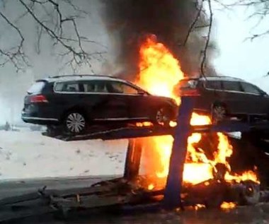 Pożar lawety z  Volkswagenami. Jak to możliwe?