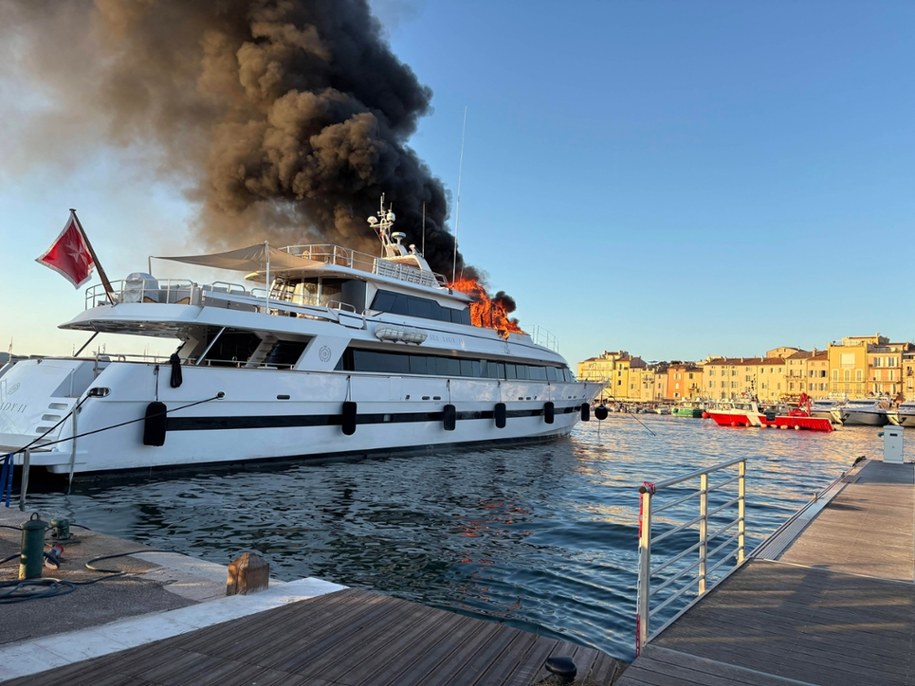 Pożar luksusowego jachtu w porcie Saint-Tropez we Francji /Abaca /PAP