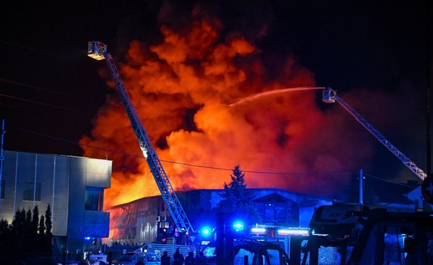 Pożar magazynu farb w Kielcach opanowany. Zawalił się dach hali