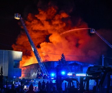 Pożar magazynu farb w Kielcach opanowany. Zawalił się dach hali