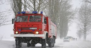 ​Pożar magazynu w Tomaszowie. Duże zagrożenie, w środku są gazy techniczne
