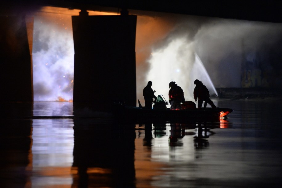 Pożar Mostu Łazienkowskiego. Ogień wybuchł 14 lutego /Jacek Turczyk /PAP